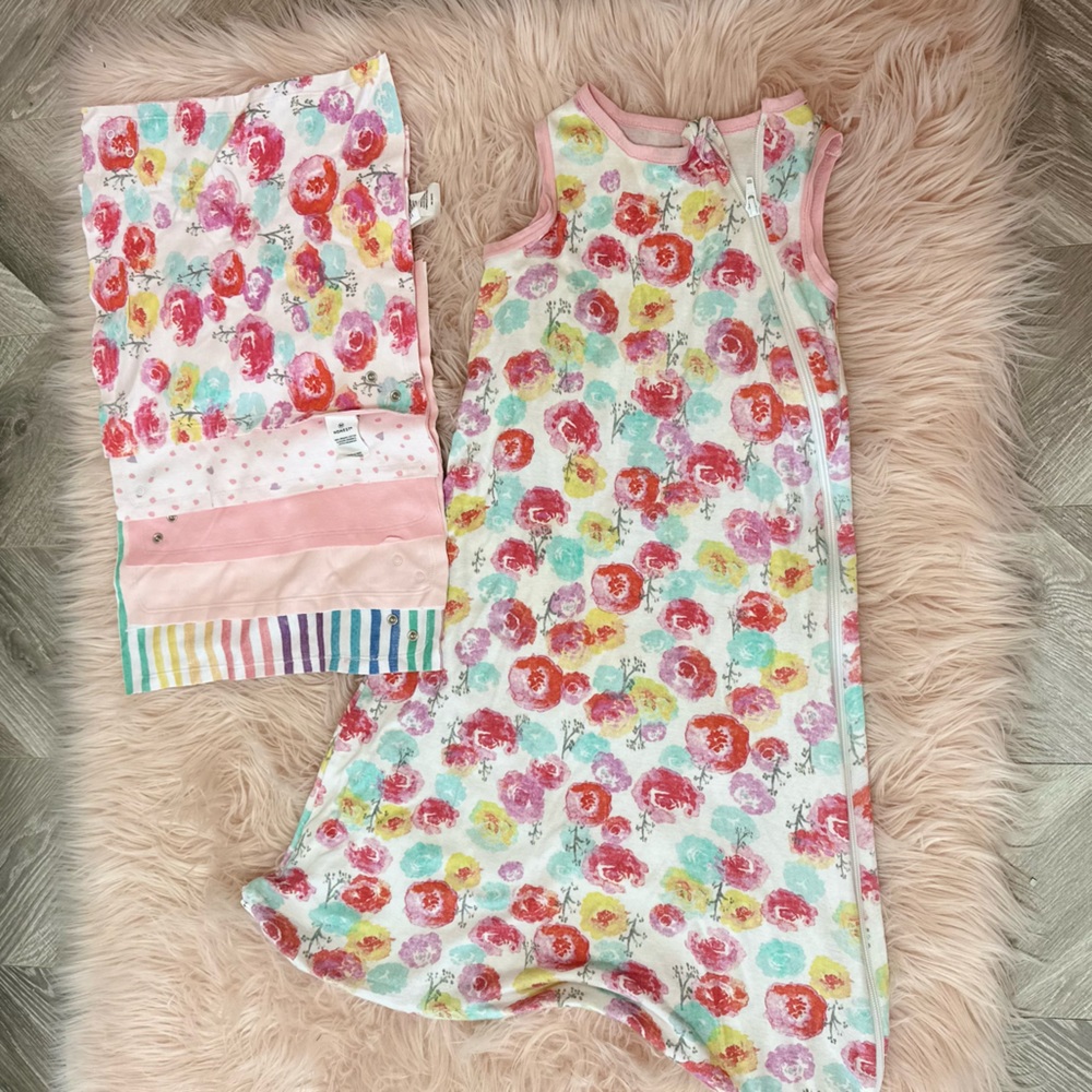 Set of 5 brand new Honest bibs + 1 sleep sack